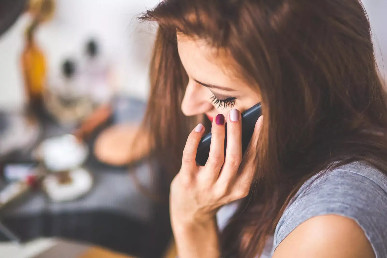 Une femme téléphone.