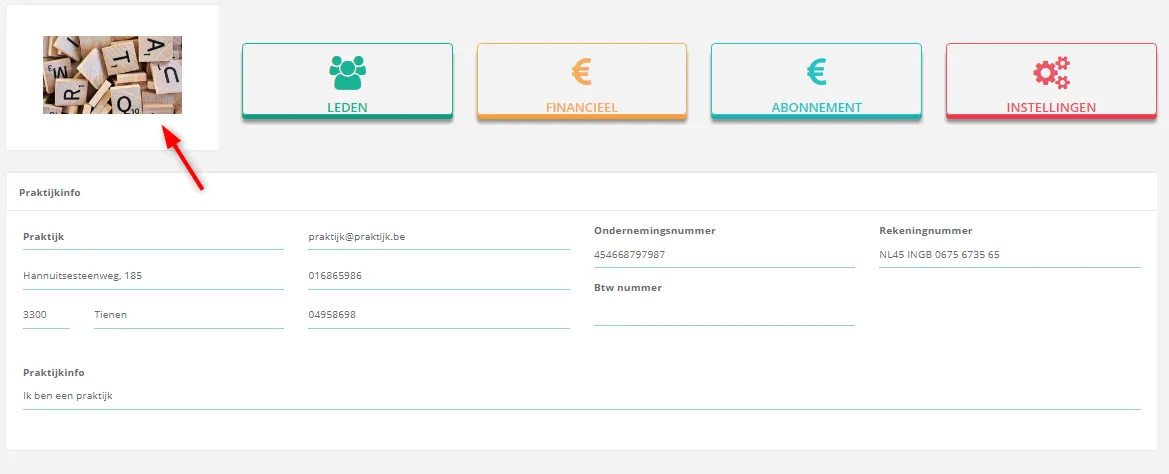 Schermafbeelding: Klik op het huidige logo, of op het logo-icoon als er nog geen logo is. U vindt het naast de…