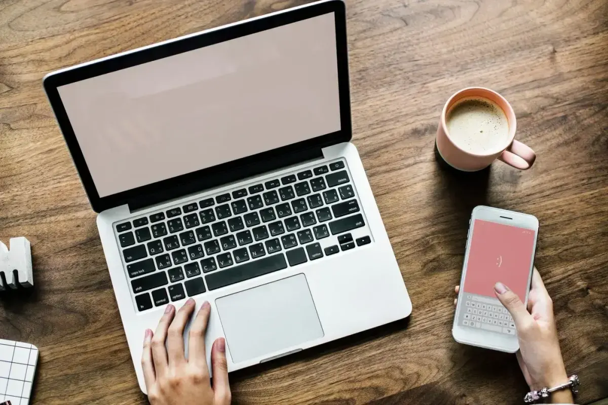Smartphone und Laptop nebeneinander bei einem Hausbesuch