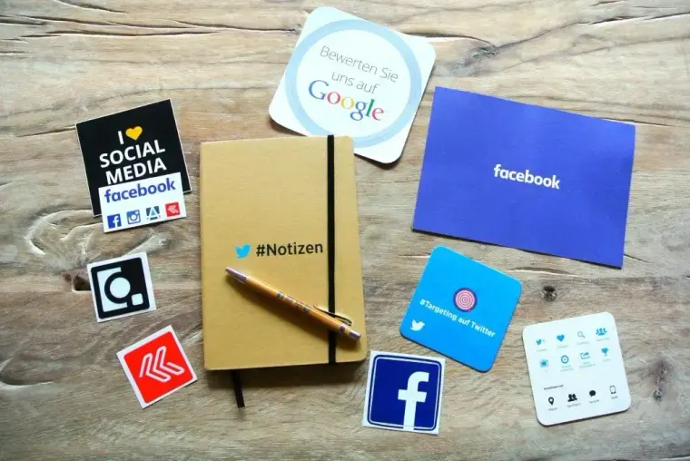 Smartphone mit Social-Media-Apps in der Hand einer Therapeutin